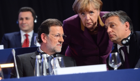 Rajoy Merkel y un tipo que no lo ve claro por European Peoples Party
