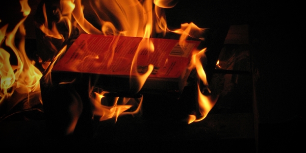 Libro ardiendo por Patrick Correia