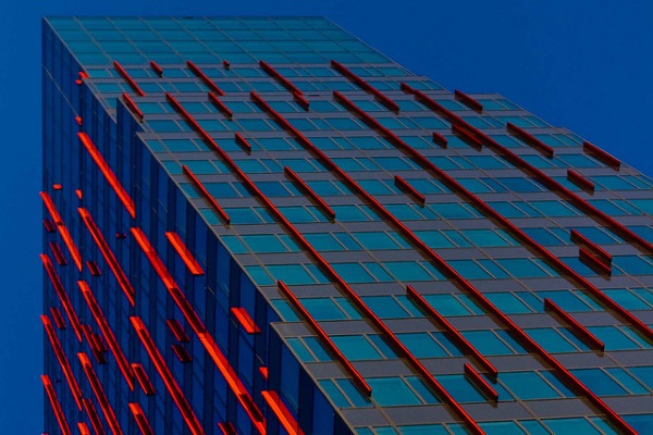 Edificio lineas rojas por Marja van Bochove