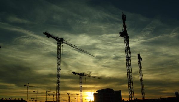 El sueño español: casas caras, poco trabajo y másteres de mentira