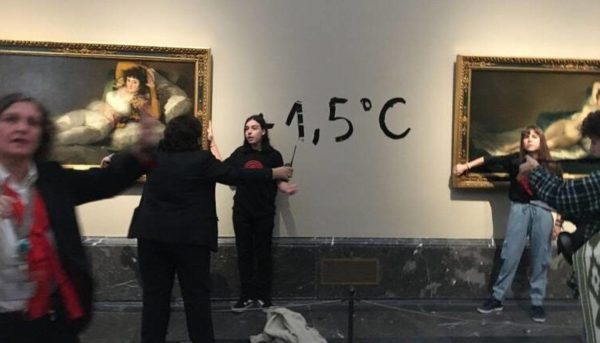Dos jóvenes protestan en el Museo del Prado: “déjenlas sin futuro”