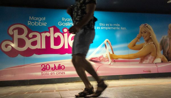 Barbie llega a los cines y activa el fenómeno fan. El nuevo triunfo de la muñeca a la que nadie confiesa amar