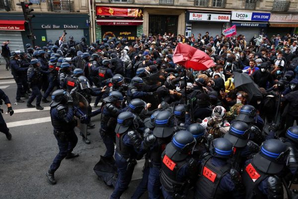 Agentes de los CRS durante una manifestación en París